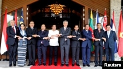 មេដឹកនាំអាស៊ាន​ពី​ឆ្វេង​មកស្តាំ​គែ​នាយករដ្ឋមន្រ្តី​ម៉ាឡេស៊ី​លោក Najib Razak ទេសាភិបាល​រដ្ឋ​នៃ​ប្រទេស​មីយ៉ាន់ម៉ា​អ្នកស្រី​អង់សាន ស៊ូជី នាយករដ្ឋមន្រ្តី​ថៃ​លោក Prayuth Chan-ocha នាយករដ្ឋមន្រ្តី​វៀតណាម​លោក Nguyen Xuan Phuc លោក​ប្រធានាធិបតី​ហ្វីលីពីន Rodrigo Duterte លោក​នាយករដ្ឋមន្រ្តី​​សិង្ហបុរី​លោក Lee Hsien Loong រដ្ឋមន្រ្តី​នៃ​ប្រទេស​ប្រ៊ុយណេលោក Sultan Hassanal Bolkiah នាយករដ្ឋមន្រ្តីកម្ពុជាលោក​ហ៊ុន សែន ប្រធានាធិបតី​ឥណ្ឌូនេស៊ី​លោក Joko Widodo និង​នាយករដ្ឋមន្រ្តី​ឡាវ​លោក Thongloun Sisoulith ចាប់ដៃគ្នា​នៅពេល​ពួកគេ​ថត​រូប​ក្នុងកិច្ច​ប្រជុំ​កំពូល​អាស៊ានលើកទី​៣០​នៅ​រដ្ឋធានី​ម៉ានីល​ប្រទេស​ហ្វីលីពីន​កាលពី​ថ្ងៃទី​២៩ មេសា ២០១៧។
