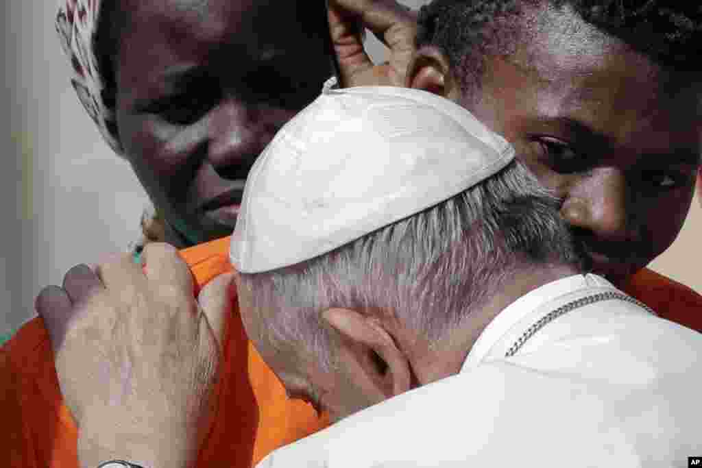 در آغوش گرفتن یک مهاجر توسط پاپ فرانسیس، رهبر کاتولیک های جهان در واتیکان