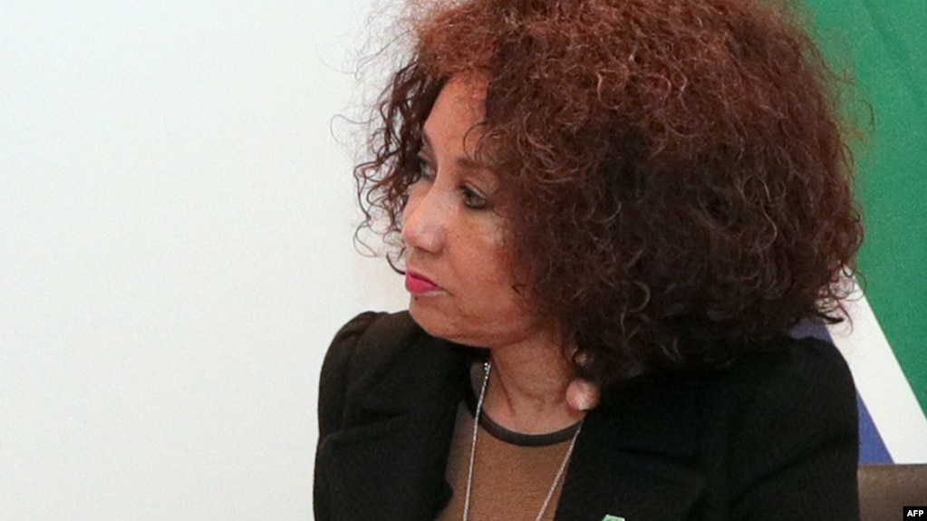 Le ministre sud-africain des Relations internationales et de la Coopération, Lindiwe Sisulu, lors de pourparlers bilatéraux avec le secrétaire britannique aux Affaires étrangères, Boris Johnson, dans le centre de Londres, le 17 avril 2018.