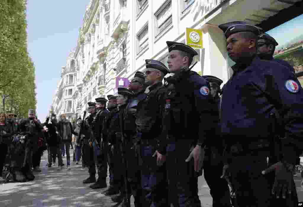 حضور افسران پلیس در خیابان شانزلیزه جایی که یک&nbsp; مامور پلیس در اثر تیراندازی در آنجا کشته شد.