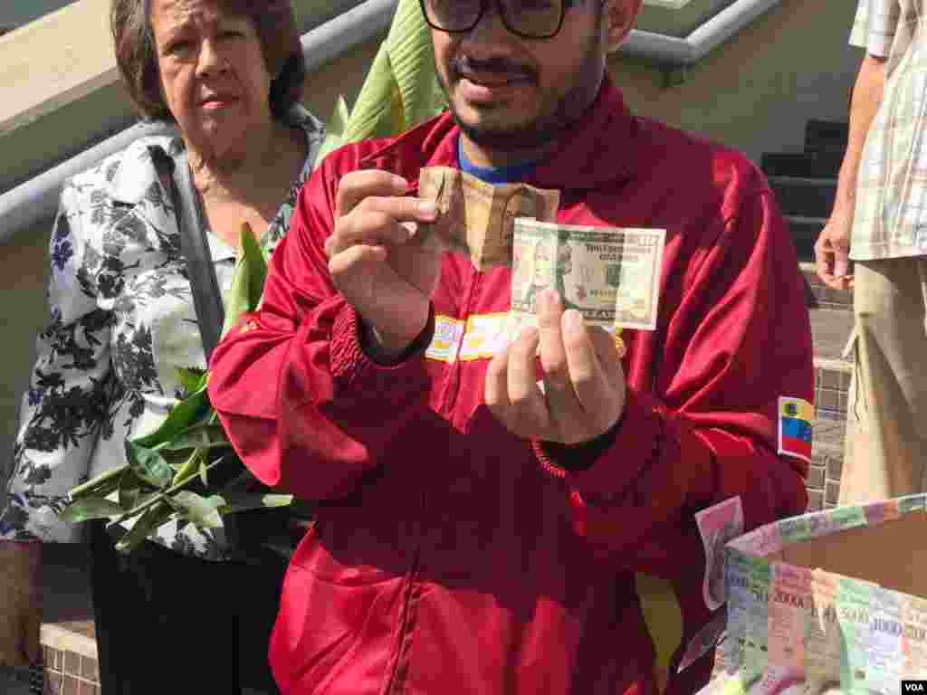 &ldquo;Actualmente la gente recibe su pago, y dice &#39;yo quiero mi pago en dólares, no en bolívares&#39;&rdquo;, afirmó&nbsp;Carlos Julio Rojas, coordinador del frente en defensa del norte de Caracas, quien participó de la protesta. Foto: Carolina Alcalde - VOA.