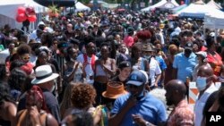 Kerumunan orang dalam peringatan Juneteenth di Leimert Park Plaza di Los Angeles pada 19 Juni 2021. (Foto: AP)