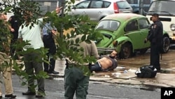 Ahmad Khan Rahami est emmené en garde à vue après une fusillade avec la police, dans le New Jersey, le 19 septembre 2016.