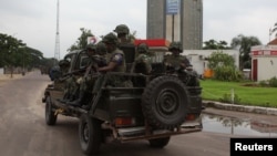 Tentara Kongo dalam operasi untuk membebaskan stasiun televisi pemerintah di Kinshasa, Senin (30/12). 