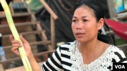 អ្នកស្រី រុន សារឿន វ័យ៣៥ឆ្នាំ កំពុងសកអំពៅនៅផ្ទះ ក្នុងសង្កាត់សាលាកម្រើក ក្រុងសៀមរាប ថ្ងៃទី១៤ ខែមីនា ឆ្នាំ ២០២០។ (ហ៊ុល រស្មី/VOA)