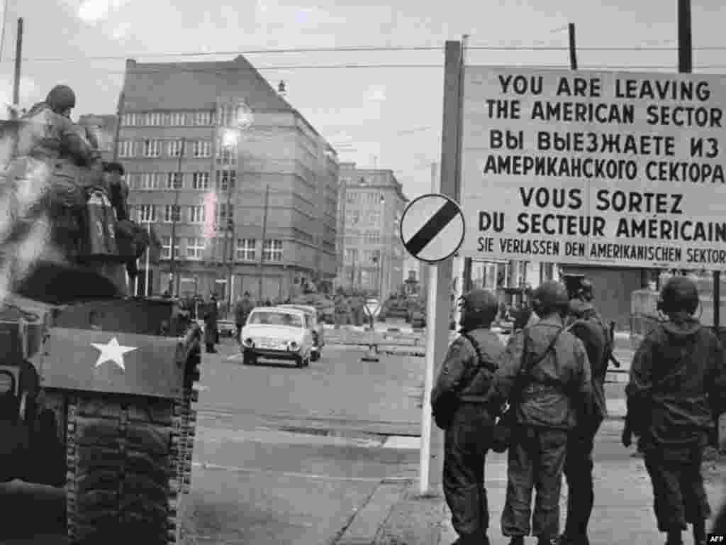 «Берлинская стена» в Newseum в Вашингтоне