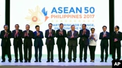 Các ngoại trưởng ASEAN tại lễ khai mại hội nghị ngoại trưởng của khối ở Philippines, 5/8/2017