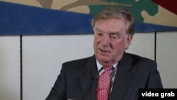 英国议会外交事务委员会主席奥塔威爵士(Sir Richard Ottaway)（美国之音视频截图）