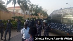 Les militants venus soutenir les ténors de l'opposition lors de leur rencontre avec la commission de la Cédéao, le 5 mars 2019. (VOA/Ginette Fleure Adandé)