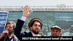 아프가니스탄 저항세력 지도자 아흐마드 마수드(가운데) (자료사진)