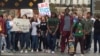 华盛顿数百高中生游行抗议川普