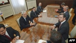 Predsednik Boris Tadić i glavni tužilac Haškog tribunala Serž Bramerc razgovaraju na početku sastanka u Predsedništvu Srbije, 11. maja 2011.