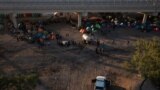 Desmantelan campamento de Del Río, mientras Biden promete consecuencias a los agentes acusados