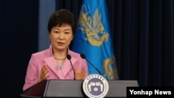 박근혜 한국 대통령이 6일 청와대 춘추관에서 열린 신년 구상 발표 및 내외신 기자회견에서 기자들의 질문에 답변하고 있다. 