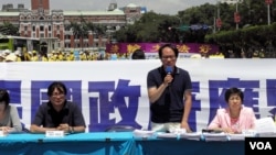 台灣政治評論人士楊憲弘批評馬英九總統無法保護被中國國安系統拘捕的任何台灣公民﹐(美國之音葉兵拍攝)
