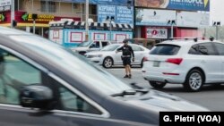 Local police officers guide traffic at busy intersections across Puerto Rico as the second blackout in a week leaves the entire island without power once again, Guayanbo, Puerto Rico, April 18, 2018. 