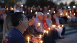 Decenas de habitantes de Lake Charles asistieron a una vigilia para conmemorar los dos años de la detención de Tomeu Vadell a las orillas del lago que da nombre al pueblo. [Foto: Alejandra Arredondo]