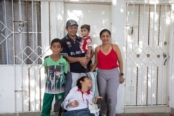 El venezolano Joel Santana, junto a su familia, llegó a Barranquilla, Colombia, hace dos años. [Foto: Cortesía HIAS]