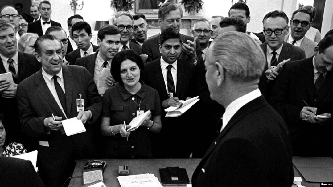 Helen Tomas 10 prezident faoliyatini yoritgan jurnalist, 1943-yilda Franklin Ruzveltdan tortib, Barak Obamagacha. 2010-yilda nafaqaga chiqqan edi. (Helen Tomas Oq uy rahbari Lindon Jonsonga savol bermoqda, 1968-yil, 25-aprel)