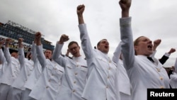 Para mahasiswa Akademi Angkatan Laut Amerika dalam upacara kelulusan mereka di Annapolis, AS, 24 Mei 2013. 