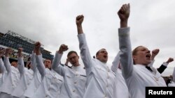 Entre los nuevos cadetes graduados hay 300 mujeres que se formaron en la Academia Naval de Annapolis, Maryland.