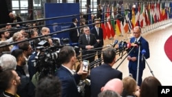 Канцлер Німеччини Фрідріх Мерц дає інтерв'ю в рамках саміту лідерів ЄС у Брюсселі 15 жовтня 2026 року. Фото: AP/Harry Nakos