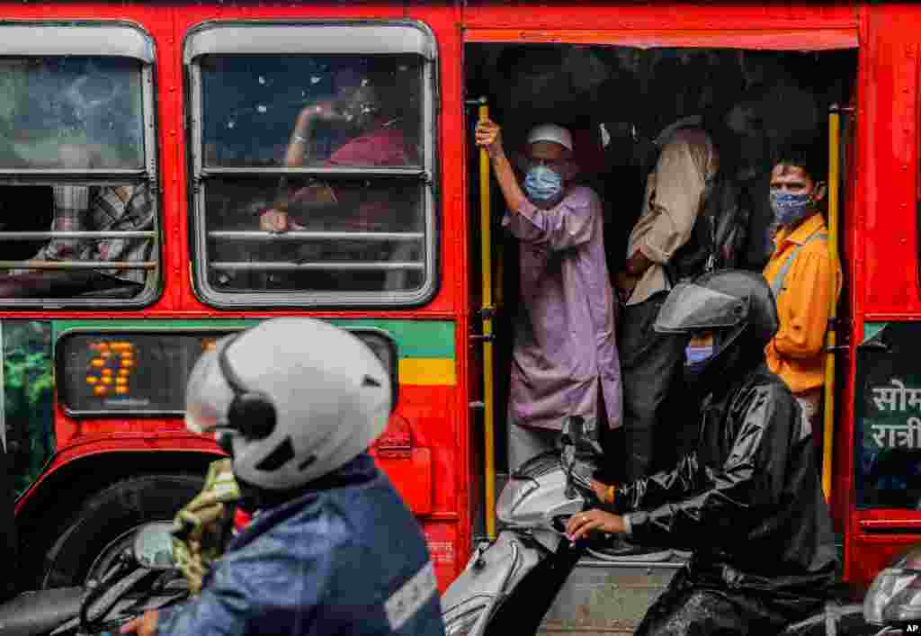인도 뭄바이에서 버스를 탄 시민들이 신종 코로나바이러스 예방 마스크를 쓰고 있다. 
