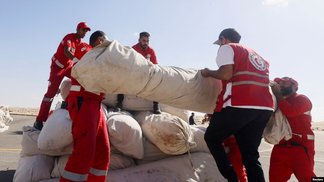 Miembros de la Media Luna Roja Egipcia coordinan la ayuda para Gaza, después de que el Secretario General de las Naciones Unidas, Antonio Guterres, visitara el cruce fronterizo de Rafah en Egipto en el aeropuerto de Al Arish, Egipto, el 20 de octubre de 2023.