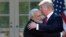 El presidente de Estados Unidos Donald Trump y el primer ministro de India Narendra Modi se abrazan al concluir declaraciones conjuntas en el Jardín de las Rosas de la Casa Blanca, luego de conversaciones bilaterales con delegados de sus gobiernos. Junio 26 de 2017.
