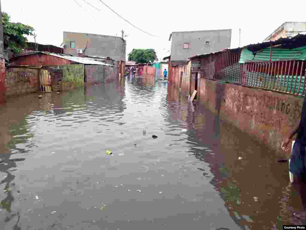 Chuva em Luanda. Foto enviada por Whatsapp 