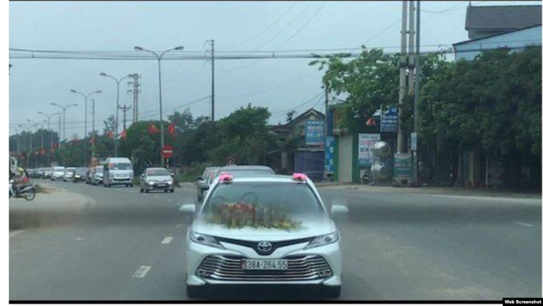Hình ảnh đoàn xe rước dâu với hàng chục chiếc ô tô được đưa lên mạng xã hội giữa bối cảnh Việt Nam thực hiện cách ly toàn xã hội.