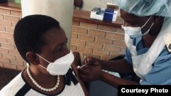 UNkosikazi Tumisang Thabela uPermanent Secretary wogasha lwezemfundo yePrimary leSecondary ehlatshwa ijekiseni yeCovid 19 Vaccine