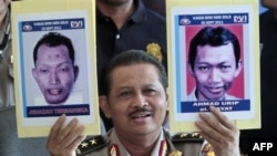 Phát ngôn viên cảnh sát, Trung tướng Anton Bachrul Alam, cầm hình hung thủ Pino Damayanho trong cuộc họp báo tại Jakarta, ngày 27/8/2011