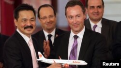 CEO Lion Air Rusdi Kirana (kiri), bersama Presiden Airbus Fabrice Bregier (kedua dari kanan), Presiden Perancis Francois Hollande (kedua dari kiri) dan ketua EADS Marwan Lahoud di Paris (18/3). (Reuters/Philippe Wojazer)