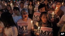 친정부 시위대가 '하얀 셔츠' 운동을 벌이며 지난 24일 자신들의 선거권을 보장하라는 내용의 촛불 집회를 갖는 모습. 반정부 시위대는 이들의 총격으로 자신들의 지도자가 사망했다는 주장을 하고 있다.