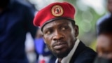 FILE - Penantang presiden oposisi Bobi Wine, berbicara kepada media di luar rumahnya, di Magere, dekat Kampala, di Uganda, 26 Januari 2021.