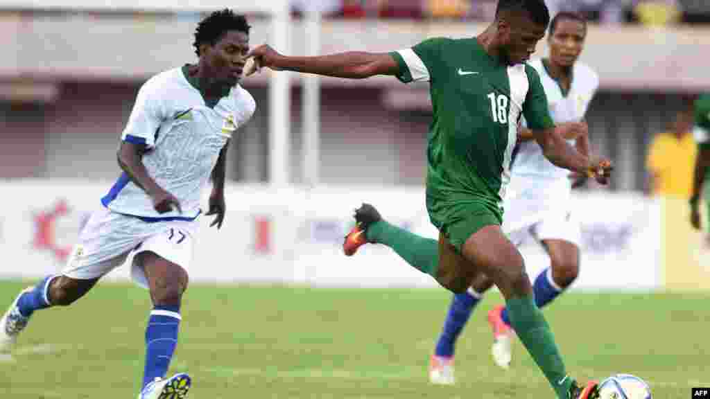 L&#39;attaquant nigérian Kelechi Iheanacho (C) tente de remporter tirer contre la Tanzanie lors du match de qualification de la Coupe d&#39;Afrique des Nations 2017 à Uyo, le 3 septembre 2016.