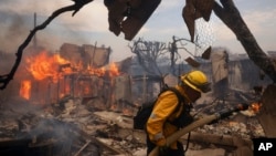 Vatrogasci u akciji (Foto: AP/Etienne Laurent)