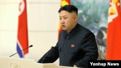 장거리 로켓 `은하 3호'의 발사에 기여한 과학자와 간부 등 관계자들을 초청해 연회를 열고 격려하는 북한 김정은 국방위원회 제1위원장