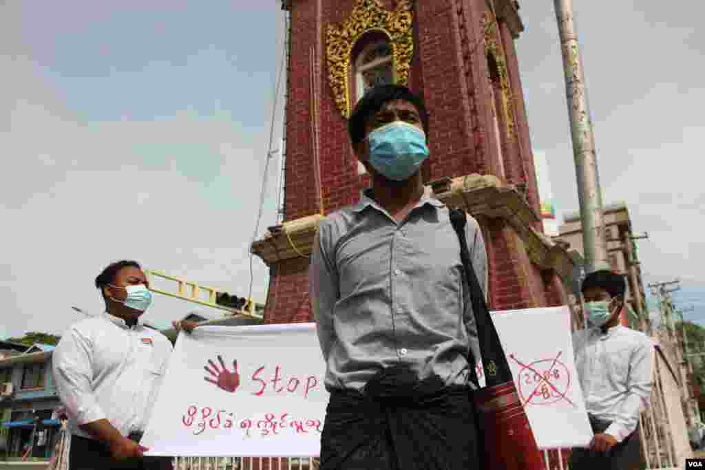 ရခိုင်ပြည်နယ်နဲ့ ချင်းပြည်နယ်က လက်နက်ကိုင်ပဋိပက္ခတွေနဲ့ အင်တာနက် ဆက်သွယ်မှု ကန့်သတ်ထားတာတွေ အဆုံးသတ်ရေး မန္တလေးမြို့မှာ ကန့်ကွက်ဆန္ဒပြသူတွေရဲ့ မြင်ကွင်း။ (စက်တင်ဘာ ၂၅၊ ၂၀၂၀)&nbsp;