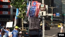 2016年5月31日，华航所属飞行员、空服员和维修人员走上街头抗争游行。在台湾，社会各团体走上街头表达意见司空见惯，已成为台湾民主走向成熟的标志。