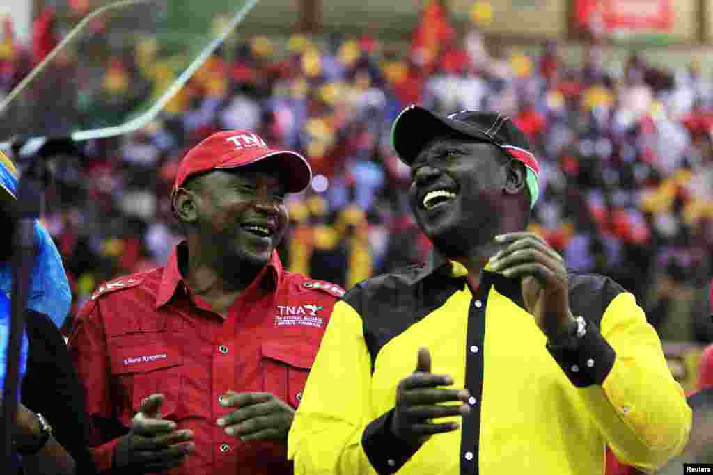 Naibu waziri mkuu wa Kenya Uhuru Kenyata akiwa pamoja na William Ruto walipotangaza muungano wao wa Jubilee Disemba 2012