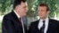 Le président français Emmanuel Macron au côté du Premier ministre libyen Fayez al-Sarraj (à gauche), après un accord sur un accord politique destiné à mettre fin à la crise en Libye à La Celle-Saint-Cloud, près de Paris, le 25 juillet 2017.