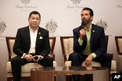 Donald Trump Jr. (kanan) dan Hary Tanoesoedibjo dalam acara konferensi pers bersama di Jakarta, Selasa (13/8).