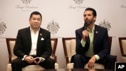 Donald Trump Jr., kanan, putra mantan presiden AS Donald Trump, berbicara saat Presiden dan CEO Media Nusantara Citra (MNC) Group Hary Tanoesoedibjo mendengarkan saat konferensi pers di Jakarta. (Foto: AP)