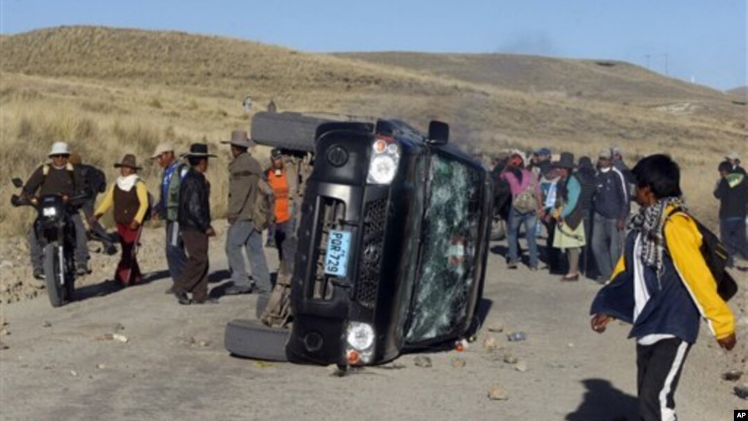 Kerusuhan di pertambangan tembaga Tinaya milik perusahaan Xstrata di Espinar, Peru (28/5). Pemerintah Peru menyatakan keadaan darurat 30 hari atas wilayah ini.