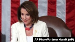 Nancy Pelosi, la présidente démocrate de la chambre des représentants a donnéle ton de l'hommage aux suffragettes,