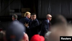 Agen-agen rahasia mengelilingi Donald Trump di bandara internasional Dayton di Ohio (12/3). (Reuters/Aaron P. Bernstein)