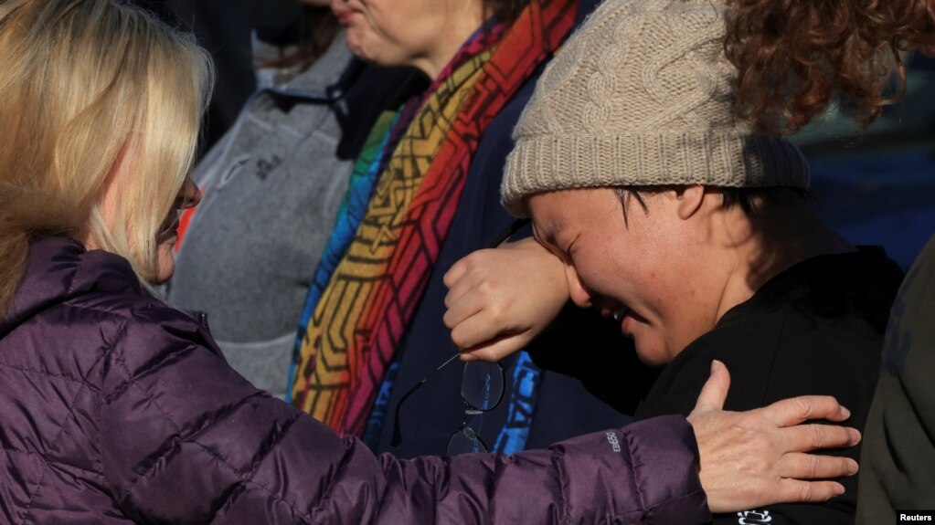 科罗拉多泉水市枪击案发生后悲哀的民众。