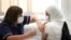 Tiêm vaccine COVID của Pfizer/BioNTech cho những người trên 18 tuổi tại Anh
